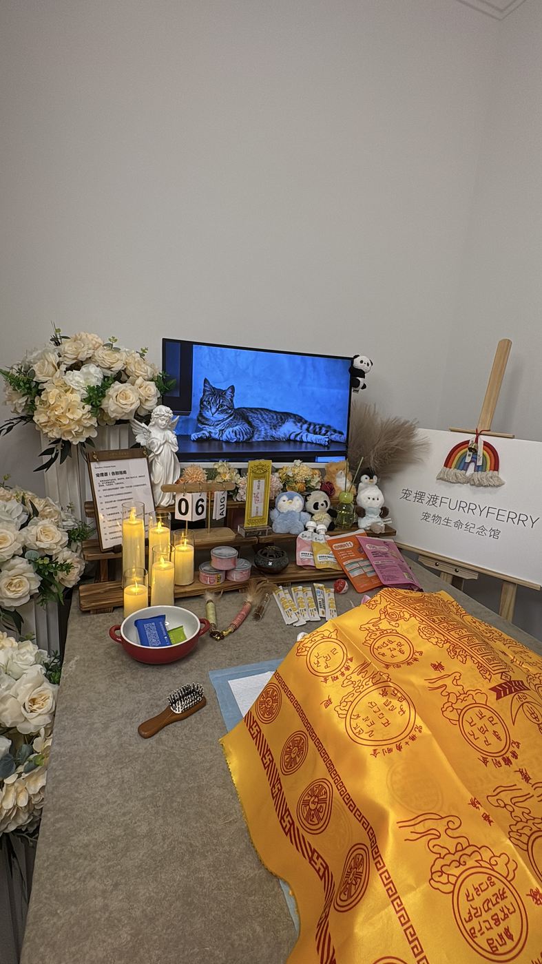 烛光与鲜花组成的温柔告别空间